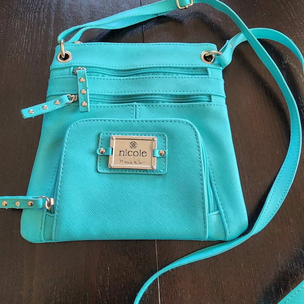 Gorgeous NWOT Nicole Miller Aqua Crossbody Bag Adjustable Strap Lots of Pockets - Picture 3 of 9